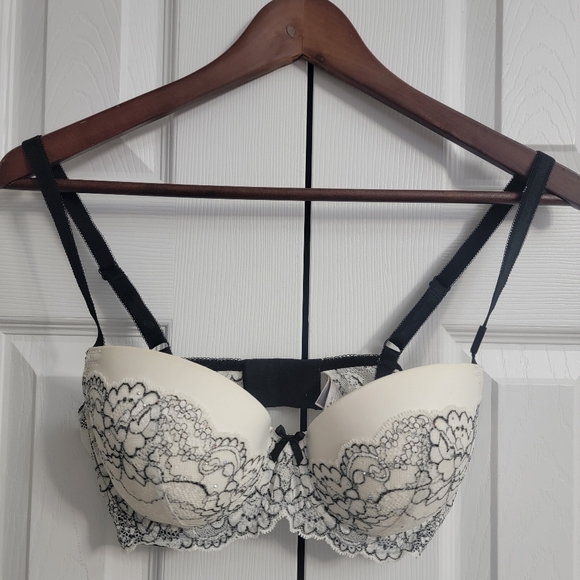 Victoria's Secret Other - Victoria's Secret Dream Angels Lined Demi Black & White Lace 34D New w/ Size Tag